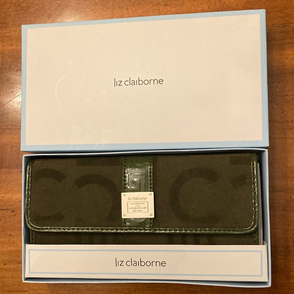Liz Claiborne Brand New never used wallet Liz Claiborne with box and tag